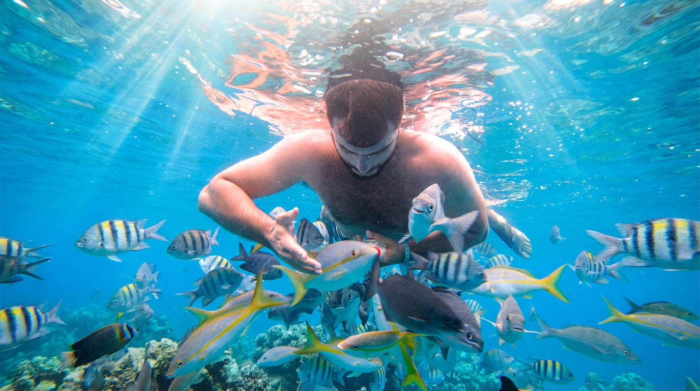 Jaime Gost buceando entre peces — hero