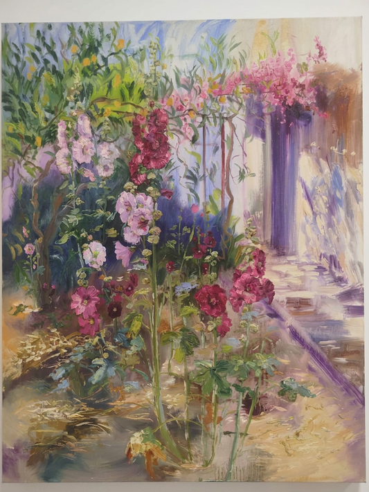 Malvarrosas en el jardín